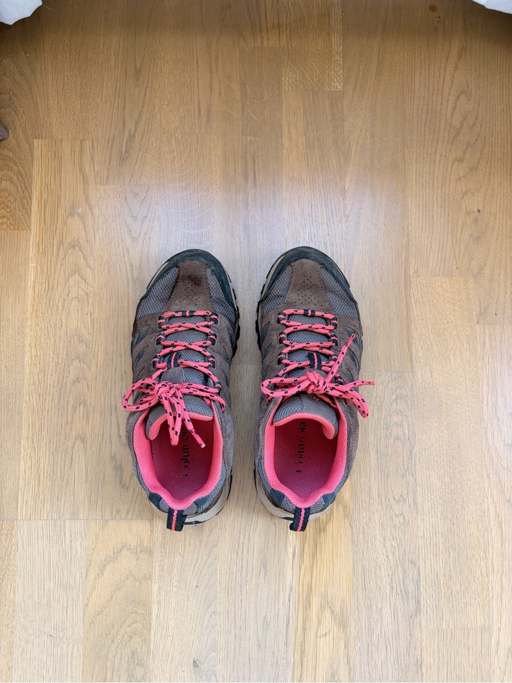 Women’s Columbia Hiking shoes in Brown with Pink Accents